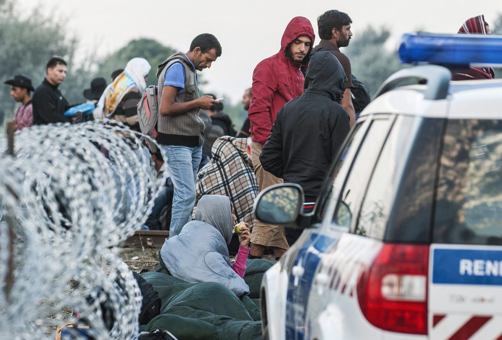 De végül horogra akadnak és megadják magukat a magyar rendőröknek, akik buszokra ültetik őket és elszállítják a röszkei gyűjtőközpontba.
